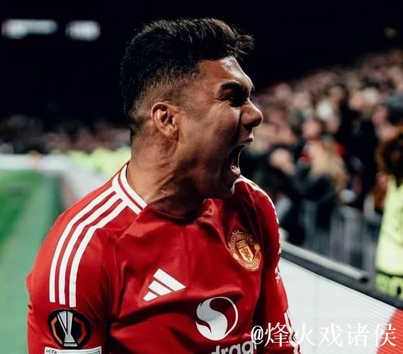 心有不甘!B费赛后用球衣擦汗,并与卡塞米罗激情交谈 心有不甘!B费赛后用球衣擦汗,并与卡塞米罗激情交谈