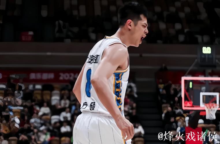 精彩配合!方硕突破中送出妙传,斯佩尔曼原地暴起单手暴扣 精彩配合!方硕突破中送出妙传,斯佩尔曼原地暴起单手暴扣