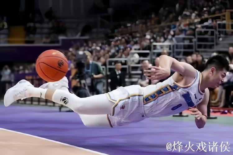 精彩配合!方硕突破中送出妙传,斯佩尔曼原地暴起单手暴扣 精彩配合!方硕突破中送出妙传,斯佩尔曼原地暴起单手暴扣